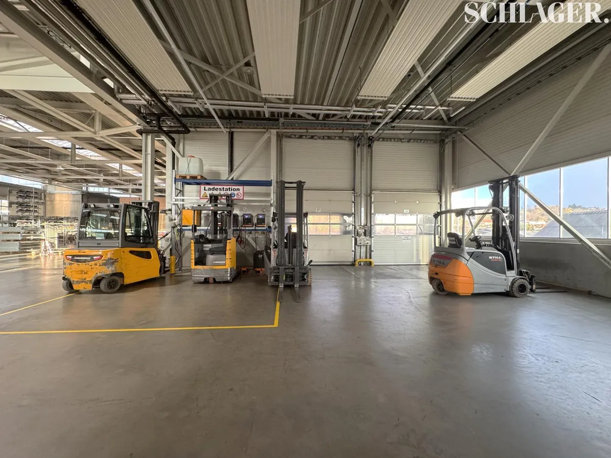 Moderne Hallenfläche im Industriegebiet - Ansicht 2
