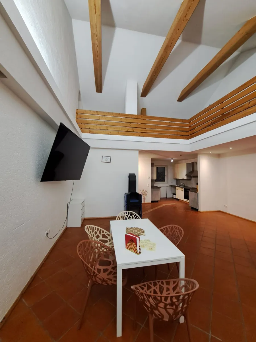 Besondere 146 m² Maisonette-Wohnung mit Loft-Charakter und Gartenanteil – pohled 2