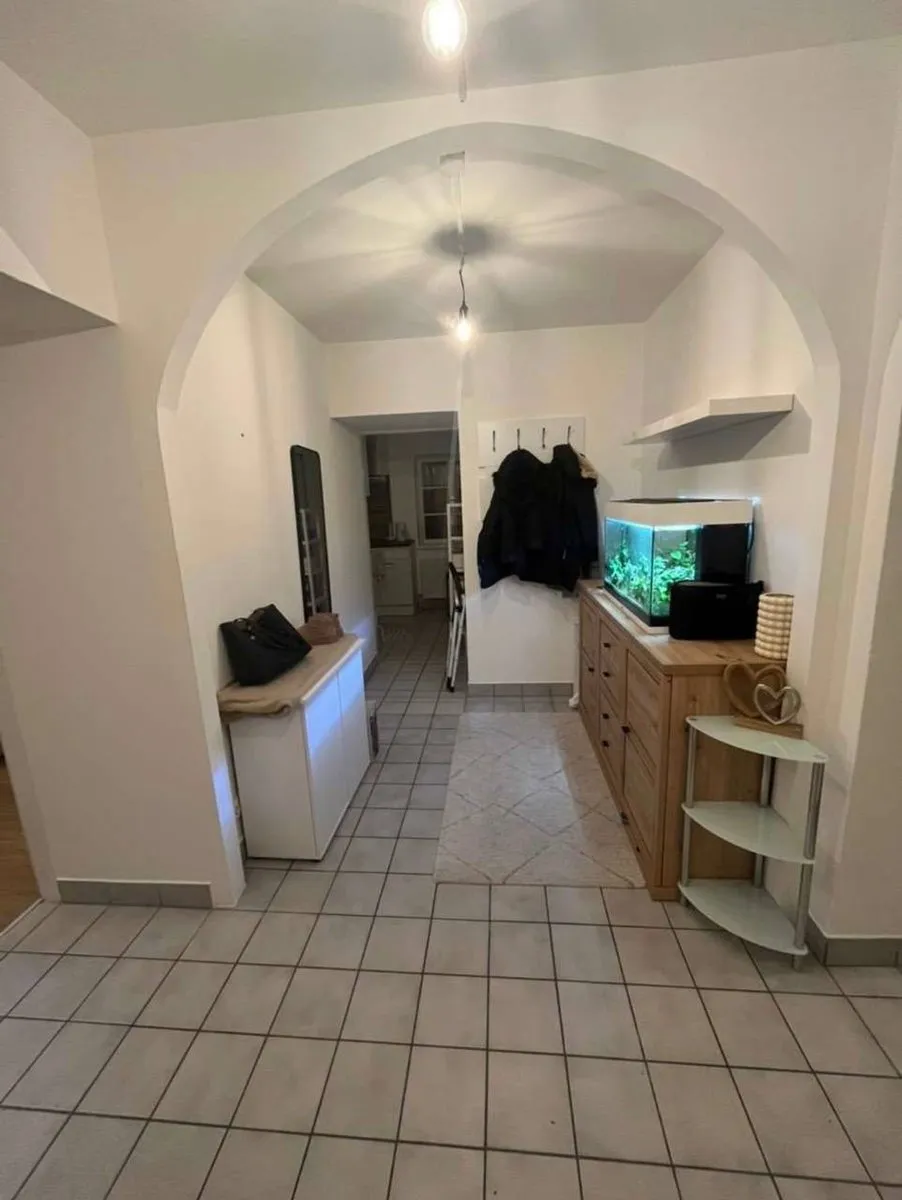 Charmante 2-Zimmer Wohnung mit neue Küche und Badezimmer, nähe Bus und S-Bahn Linie, 10 Minuten vom Stadtzentrum - Ansicht 2