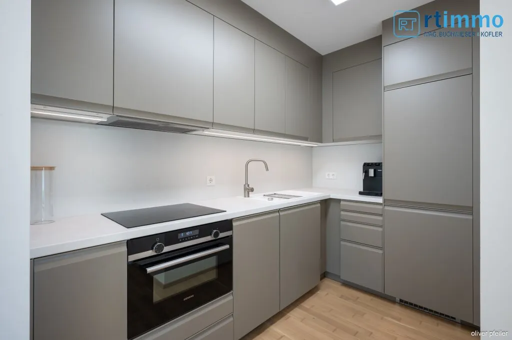 LEBENSGEFÜHL PUR - DACHGESCHOSSWOHNUNG MIT GROSSZÜGIGEN TERRASSEN IM GRÜNEN UND 2 GARAGENSTELLPLÄTZEN – pohled 3