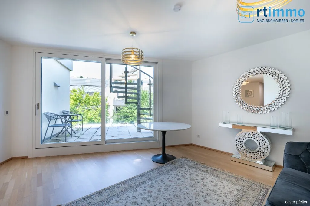LEBENSGEFÜHL PUR - DACHGESCHOSSWOHNUNG MIT GROSSZÜGIGEN TERRASSEN IM GRÜNEN UND 2 GARAGENSTELLPLÄTZEN – pohled 2