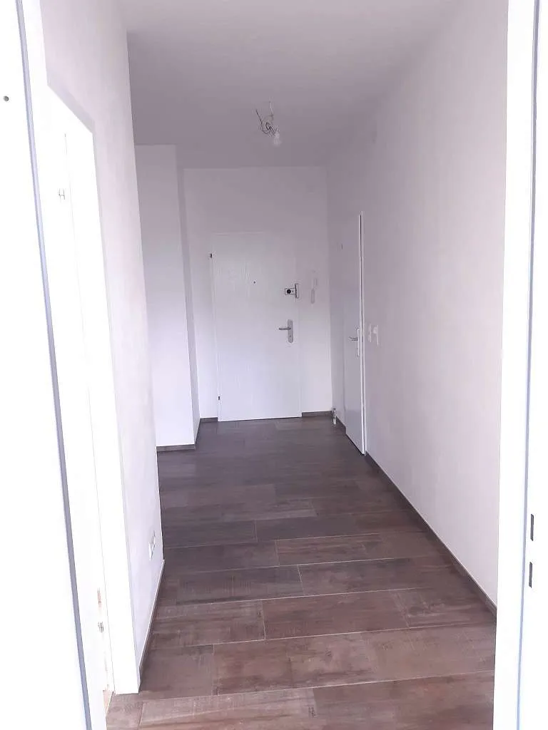 Neu sanierte 2,5 Zimmer Wohnung 7. Stock (1 Parkplatz verfügbar) - Ansicht 2