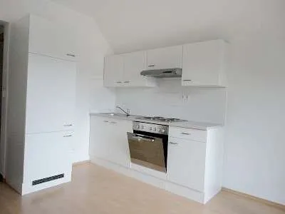 Großzügige 3-Zimmer-Wohnung mit Loggia - hell und stadtnah – pohled 3