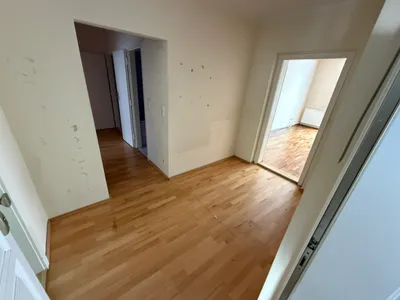 Helle 3 Zimmer Wohnung mit Balkon in ruhiger Lage, Nähe Schloss Neugebäude – Bild 3