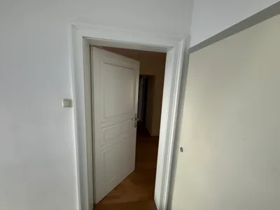 Helle 3 Zimmer Wohnung mit Balkon in ruhiger Lage, Nähe Schloss Neugebäude – Bild 2