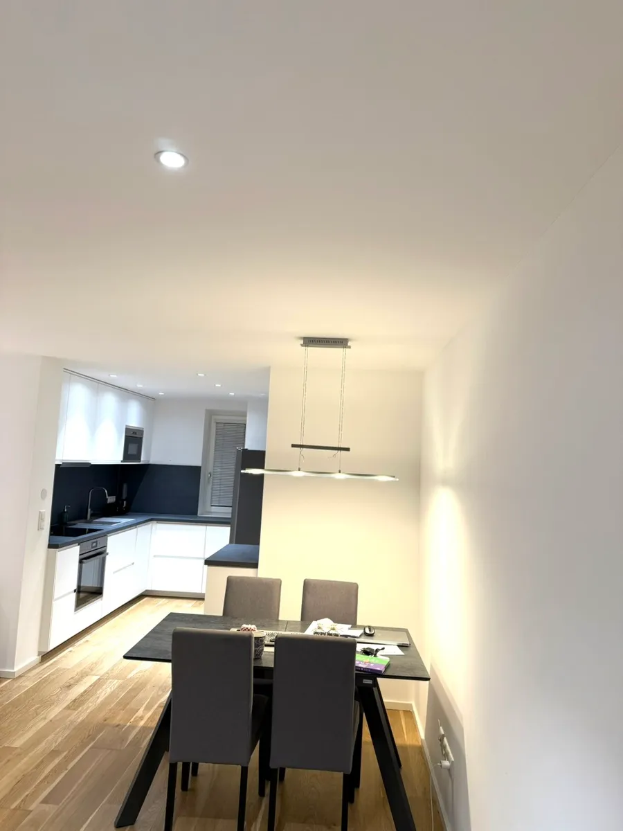 Moderne möblierte 2-Zimmer-Wohnung mit Terrasse, Parkplatz, nähe PMU - Widok 2