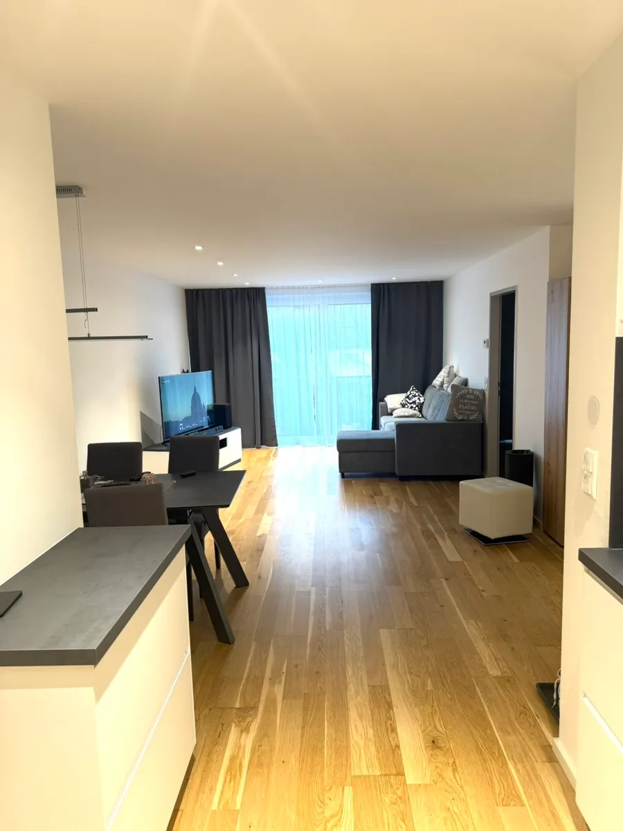 Moderne möblierte 2-Zimmer-Wohnung mit Terrasse, Parkplatz, nähe PMU - Widok 3