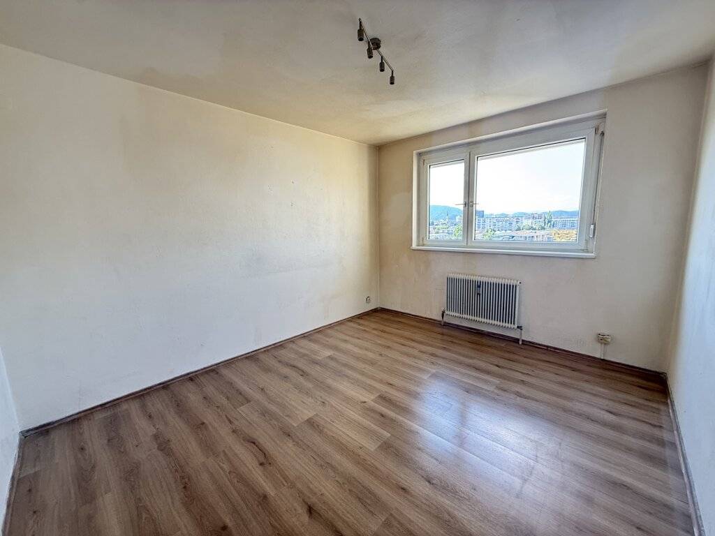 Sanierungsbedürftige 3-Zimmer-Wohnung im 8. Stock mit Süd-Loggia und traumhaftem Stadtblick! - Ansicht 3