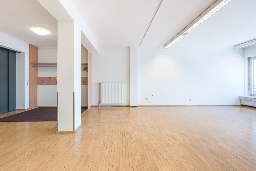 Schönes Büro mit Parkplatz in zentraler Lage - Ansicht 3
