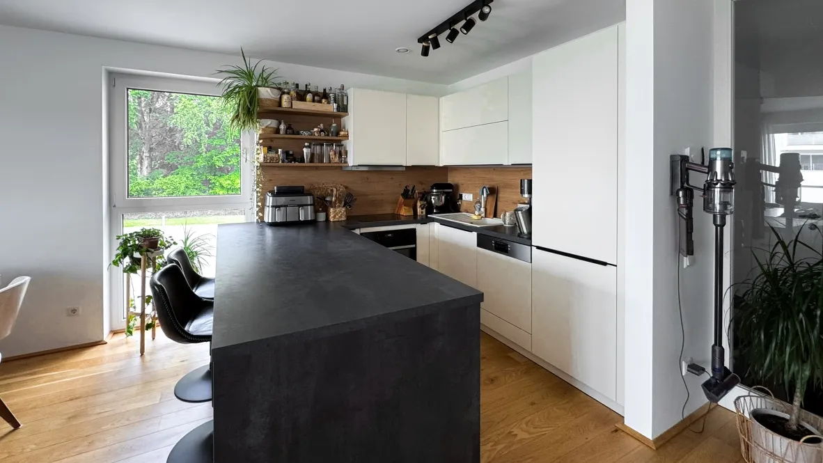 Helle 3 Zimmer Wohnung mit Westloggia, 2 Tiefgaragenplätzen & hochwertiger Tischlerausstattung in bester Lage. PROVISIONSFREI - Ansicht 2