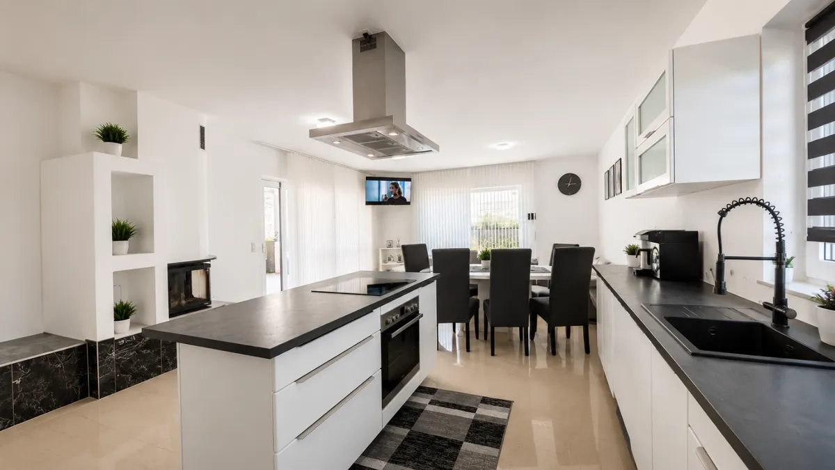 Neuer Bungalow mit Halle, großer Garage und Einliegerwohnung zu verkaufen - Widok 2