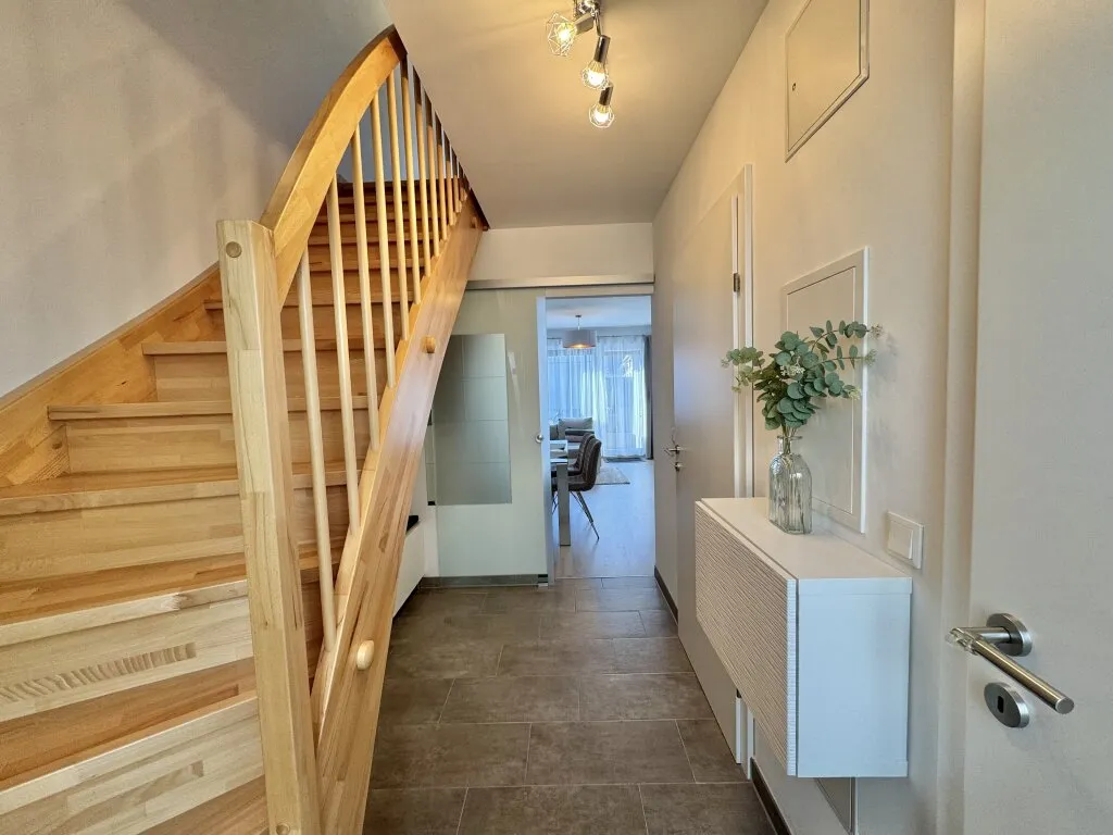 RUHIG GELEGEN und SCHNELL in der STADT - Modernes Reihenhaus - BJ 2018 - 3 Zimmer - ca. 64m² gew. NFL - helle Wohnküche - Voll möbliert - große Terrasse - gepflegter Garten - PKW-Stellplatz - Ansicht 2