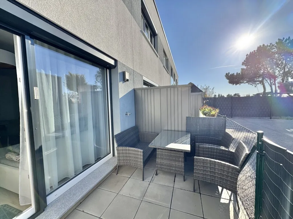 RUHIG GELEGEN und SCHNELL in der STADT - Modernes Reihenhaus - BJ 2018 - 3 Zimmer - ca. 64m² gew. NFL - helle Wohnküche - Voll möbliert - große Terrasse - gepflegter Garten - PKW-Stellplatz - Ansicht 3