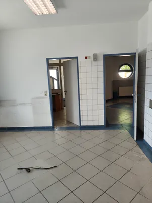 11-Zimmer-Gewerbeimmobilie mieten in Vöcklabruck – 100 m², € 9 – Bild 2 von 5