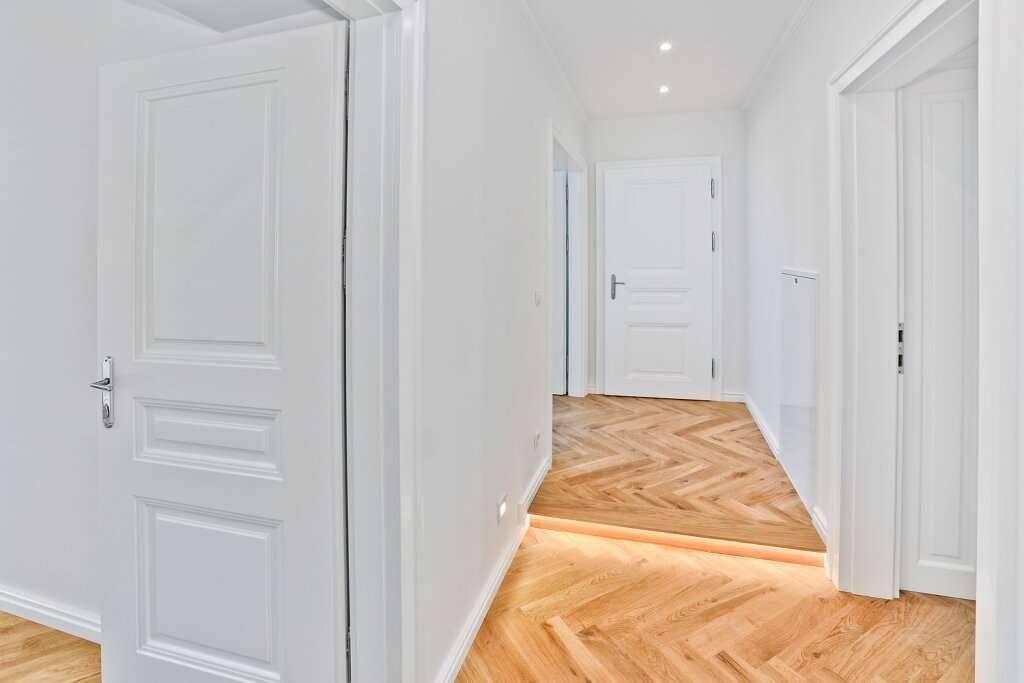 VIEVIENNE - Altbautraum in U-Bahn Nähe | 3-Zimmer-Wohnung mit Loggia | optimale Lage – pohled 2