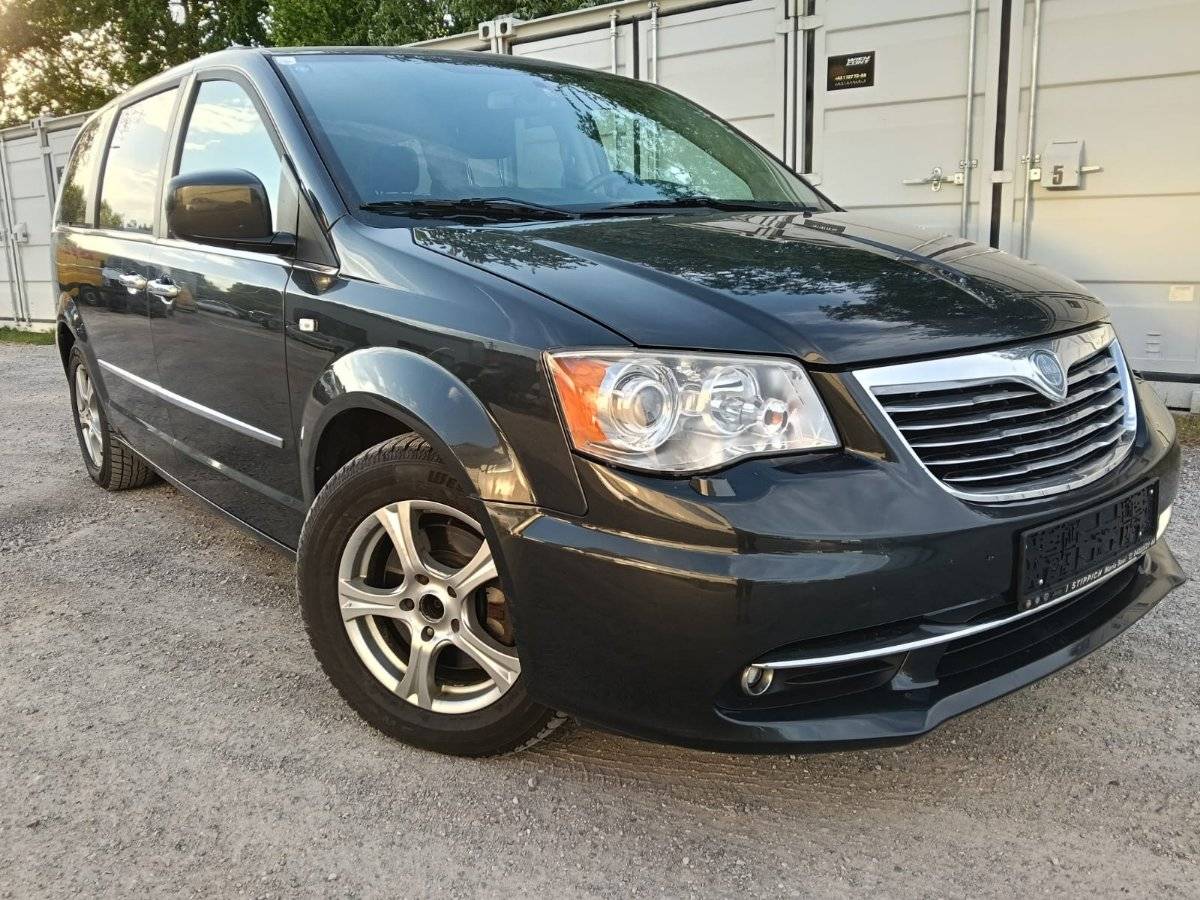 Lancia Voyager 2.8