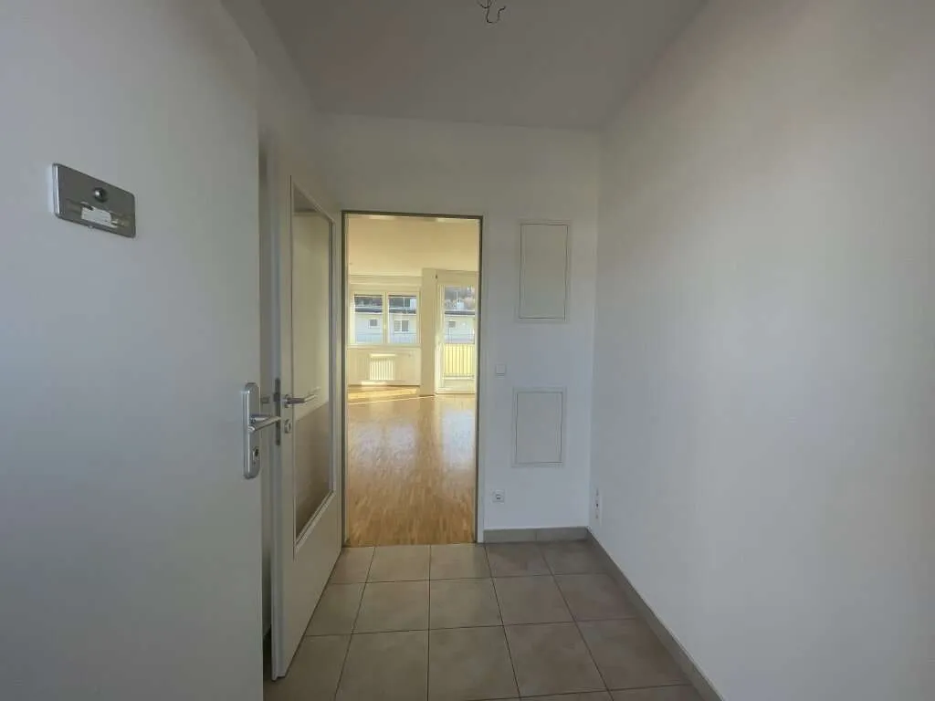 Geförderte Genossenschaftswohnung - Helle 3-Zimmer-Wohnung mit Loggia & Tiefgarage - View 2