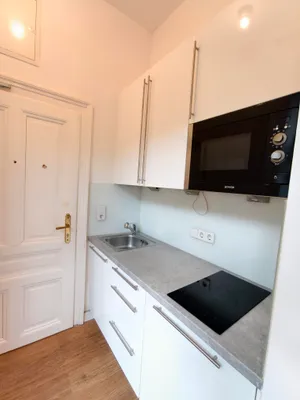 SINGLETRAUM AUF DER ÄUSSEREN MARIAHILFER STRASSE