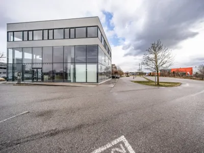 9-Zimmer-Gewerbeimmobilie mieten in Steyr – 280 m², € 3.397 – Bild 8 von 13