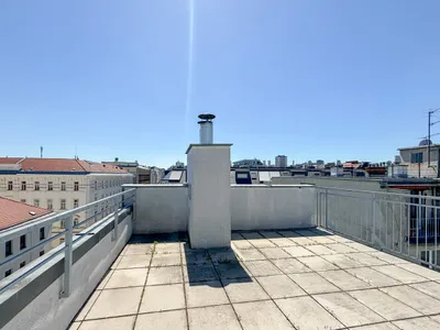 Helle Dachgeschosswohnung mit 3 Schlafzimmern, Kamin & Dachterrasse