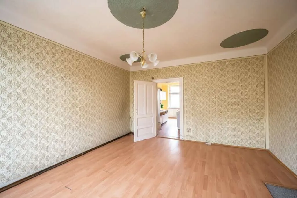 ++NEW++ Hidden Gem - 2-Room Period Apartment Awaiting Your Vision - Ansicht 2