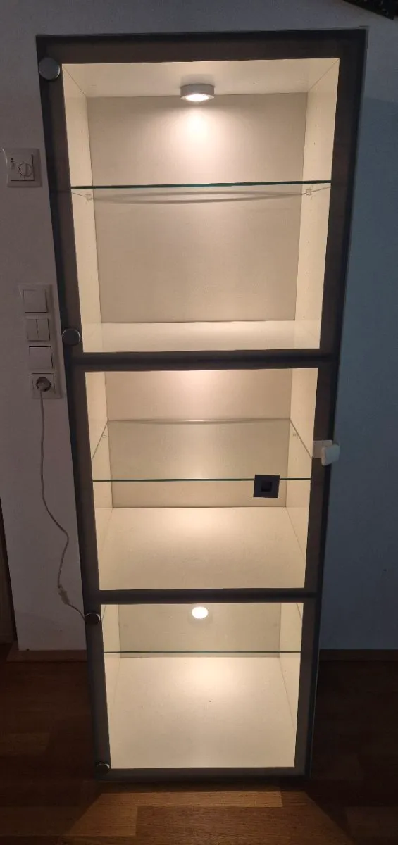 Glasvitrine mit Beleuchtung von IKEA, € 0,- (6161 Natters)