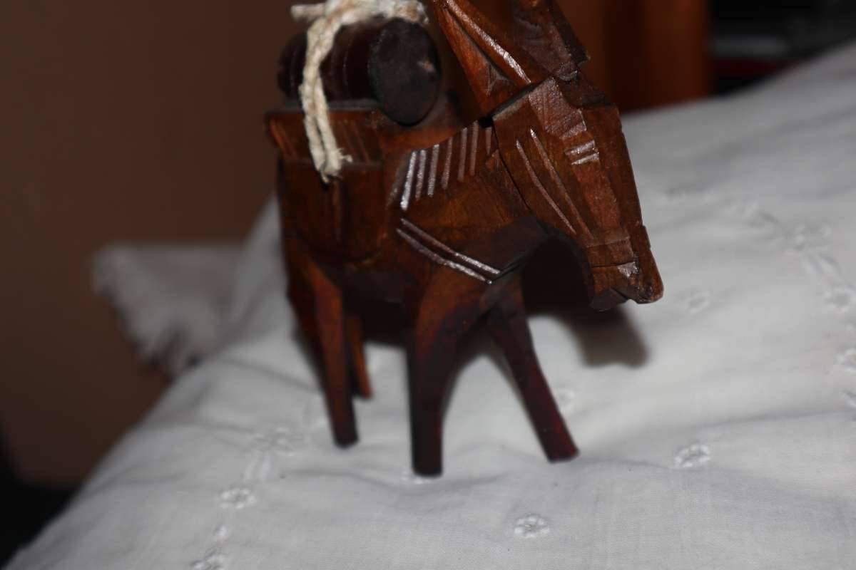 Esel, Holz, Handgeschnitzt, Handarbeit, dunkelbraun, Fass, Krippe, Weihnacht Krippenfigur