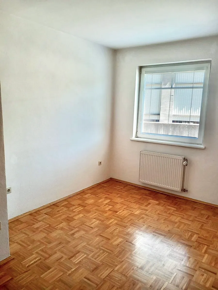 [Privat] Helle & ruhige 2-Zimmer-Wohnung mit Balkon in Klagenfurt | Parkplatz & großes Kellerabteil inklusive – pohled 3