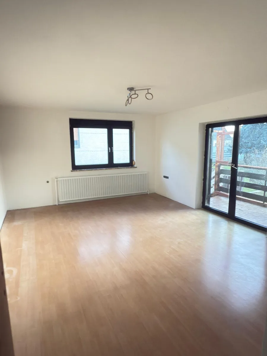 225 m² Zentrales Einfamilienhaus (115 m² Erdgeschoss + 110 m² Untergeschoss), 1.015 m² Grundstücksfläche, Kellergeschoss mit direktem Tageslicht - Widok 3