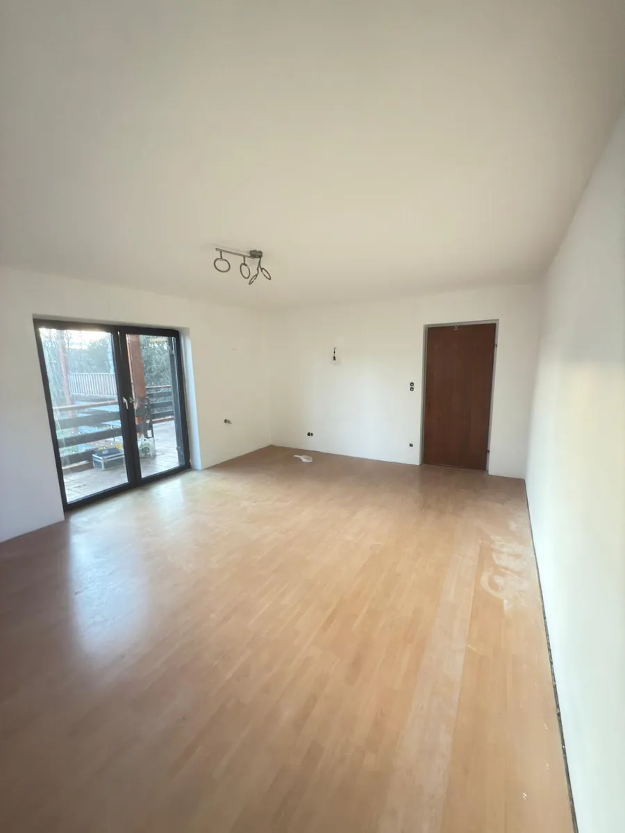 225 m² Zentrales Einfamilienhaus (115 m² Erdgeschoss + 110 m² Untergeschoss), 1.015 m² Grundstücksfläche, Kellergeschoss mit direktem Tageslicht - Widok 2