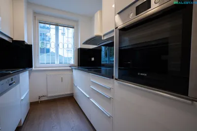 Modernisierte 2-Zimmer-Wohnung mit Lift und Einbauküche in 1100 Wien – Bild 3