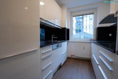 Modernisierte 2-Zimmer-Wohnung mit Lift und Einbauküche in 1100 Wien – Bild 2