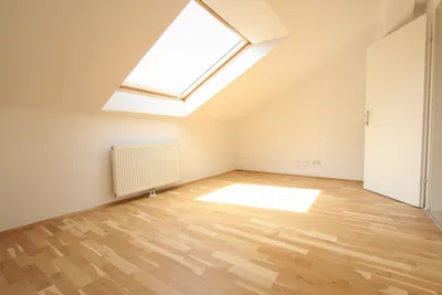 SCHÖNE 2-ZIMMER-DG-WOHNUNG IM 10.BEZIRK NÄHE RÄUMANNPLATZ!