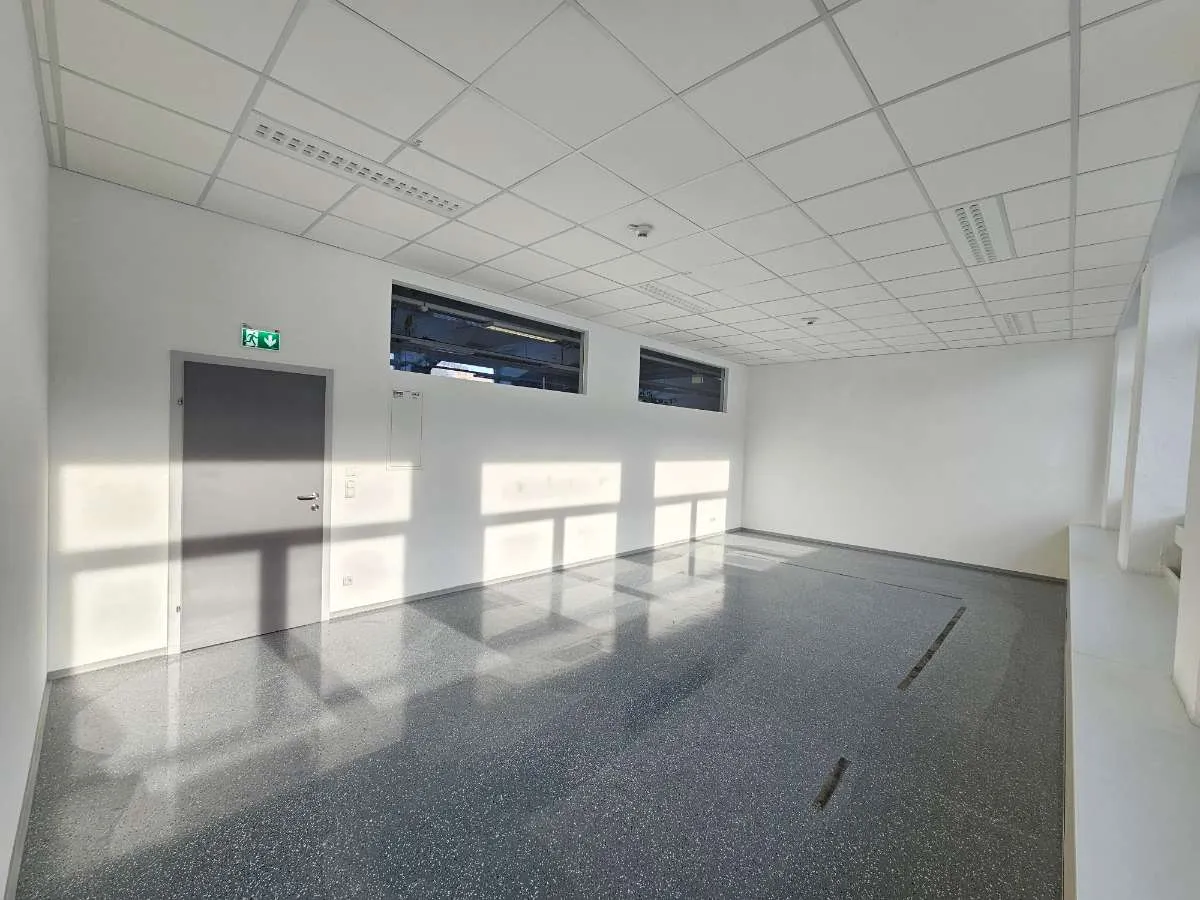 Gut belichteter Geschäftsraum ideal als Studio, Büro oder Lager nutzbar - Ansicht 2
