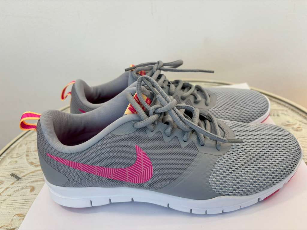 NIKE Laufschuhe Sneakers grau mit rosa Nike Logo 35 6020 Innsbruck willhaben