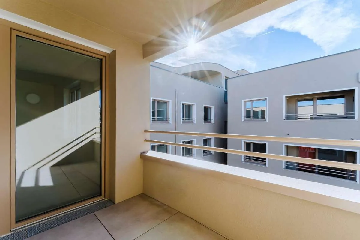DACHGESCHOSS-Wohnung mit hofseitiger Süd-West Loggia & begrüntem Dachgarten - Fernsicht – pohled 3