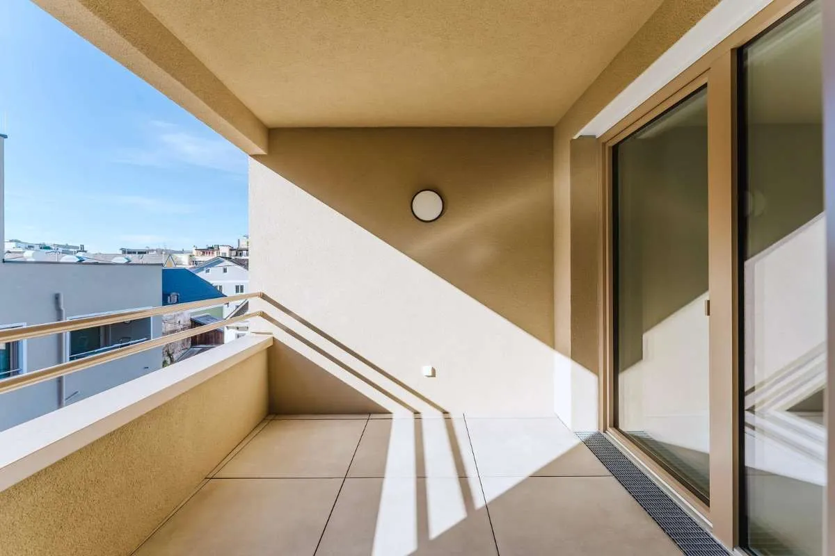DACHGESCHOSS-Wohnung mit hofseitiger Süd-West Loggia & begrüntem Dachgarten - Fernsicht – pohled 2