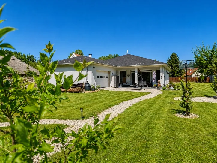Großer Premium-Bungalow in Ungarn Nahe österreichischer Grenze mit wunderschönem Großgrundstück inmitten des Donau-Naturparadieses Szigetköz