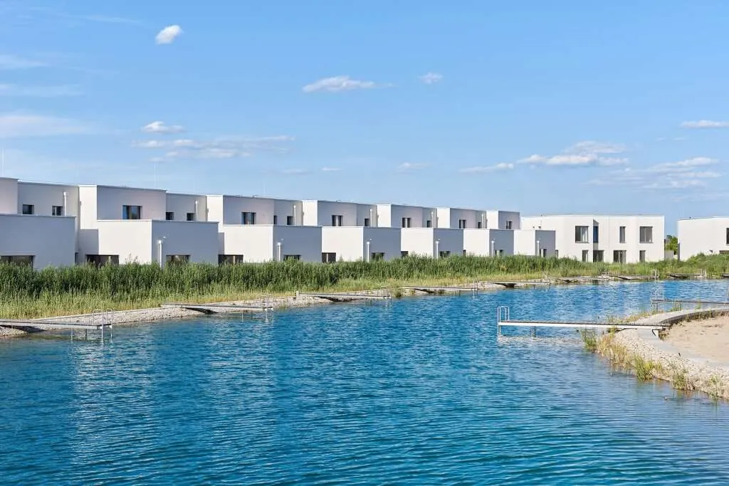 HOCHWERTIGES SEEHAUS AUF EIGENGRUND MIT EIGENEM STEG + GARTEN + GARAGE - Ansicht 2