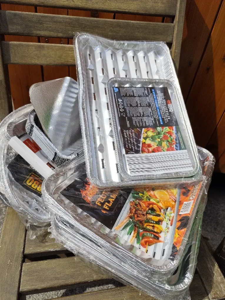 9 Grillteller Dm 28cm, weiters komplettes Grillzubehör : Holzkohle, Grilltassen, Metallspieße..., € 4,- (7000 Eisenstadt)