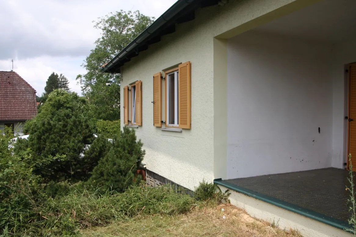 Bungalow auf schönem Hanggrundstück - sanierungsbedürftig - Widok 3