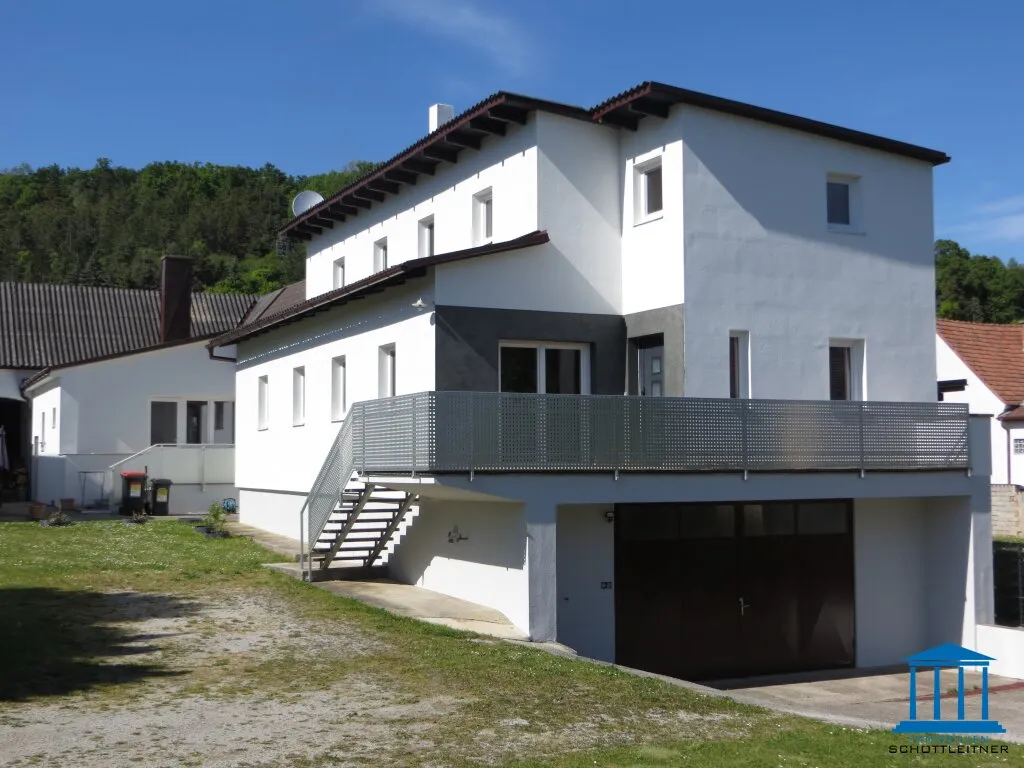 Großes Grundstück mit zwei Häusern und Gasthaus im Zentrum von Wiesen - Widok 2