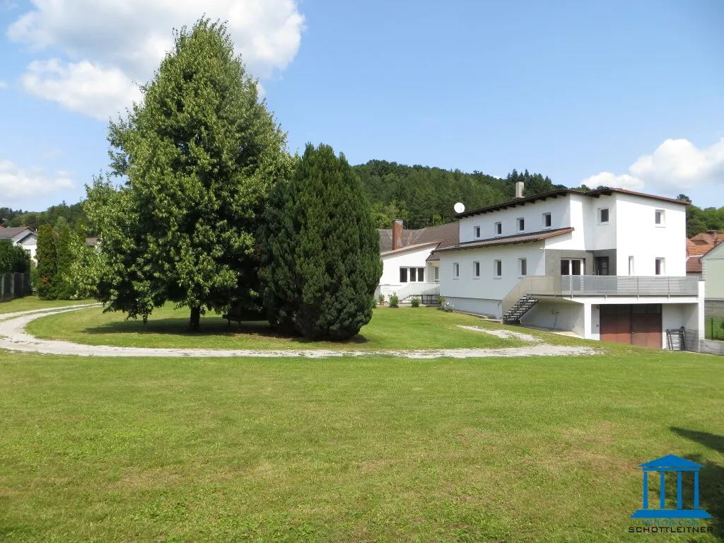 Großes Grundstück mit zwei Häusern und Gasthaus im Zentrum von Wiesen - Widok 3