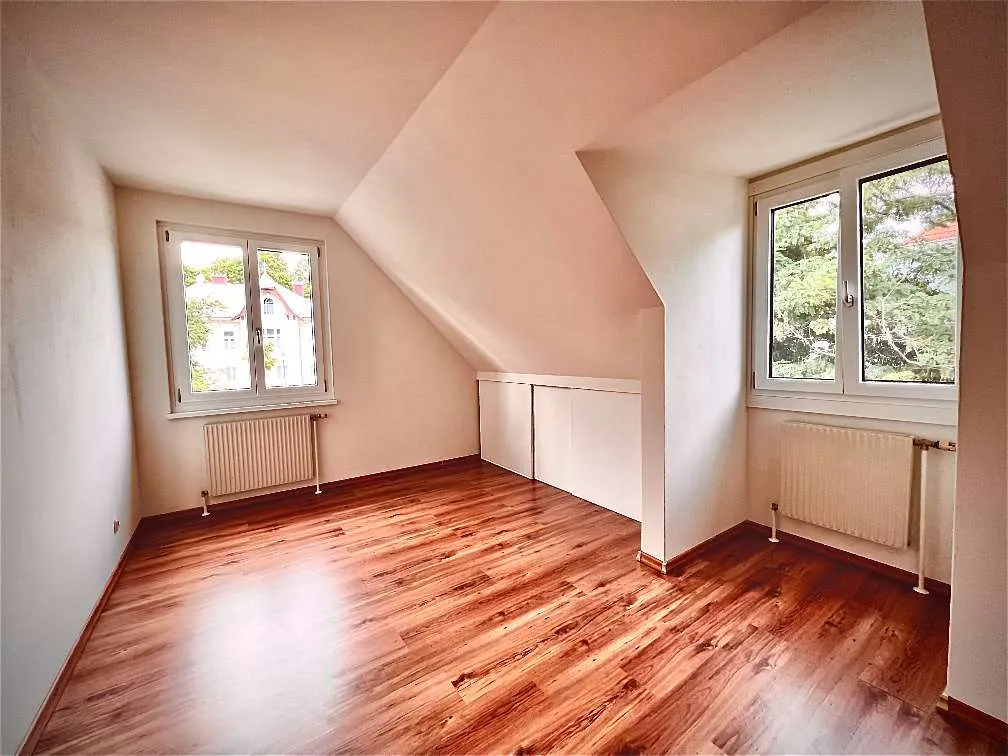 Von Privat: Zwischen Kurpark und Weinbergen umgeben von Villen am Badner Mitterberg (Tiefgaragenplatz, Provisionsfrei und bezugsfertig!) - Ansicht 3