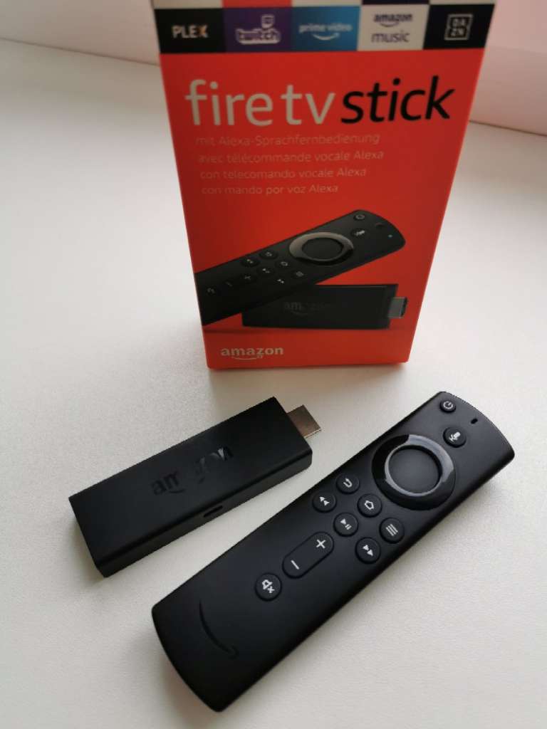 Fire TV Stick mit Alexa-Sprachfernbedienung (mit TV-Steuerungstasten)