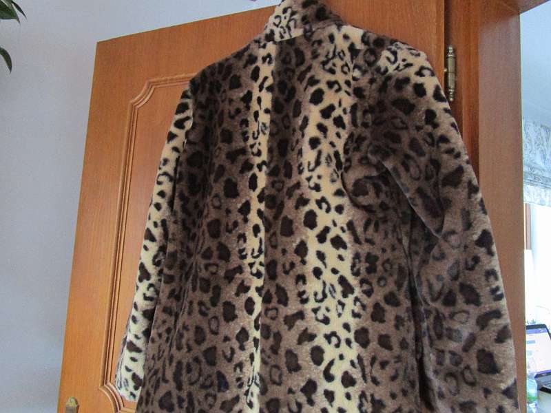 LOUIS VUITTON - Mantel mit Gürtel, - Vintage Mode und Accessoires  2020/12/07 - Realized price: EUR 360 - Dorotheum