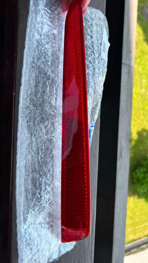 Full NEU Links Rot Objektivdeckel Rückstrahler Reflektor für Skoda