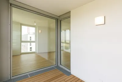 V22 Living - 3 Zimmer im 11. Stock mit Fernblick und Rooftop Pool – Bild 2
