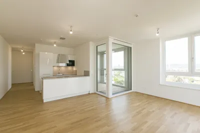 V22 Living - 3 Zimmer im 11. Stock mit Fernblick und Rooftop Pool – Bild 3