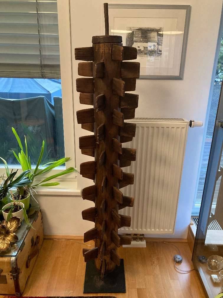 einmaliges begehrtes Designer Künstler Exemplar Säule Objekt eines alten Wasserrades aus Holz Holzspindel als Holzstatue Statue Designobjekt Dekoration Objekt aus eine Villa